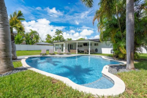 Delilas Chic 3 Bedroom 2 bath Abode with Heated Pool